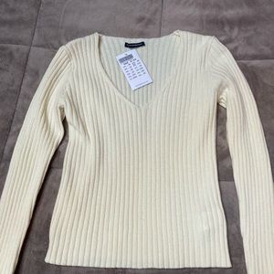 Brandy Melville off white Knit Pullover V-neck Sweater O/S, new with tag